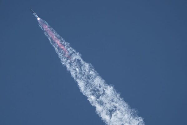 NASA says SpaceX, Blue Origin submitted new Moon mission plans