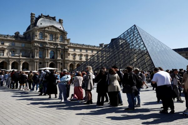 Louvre Museum in Paris closes after theft