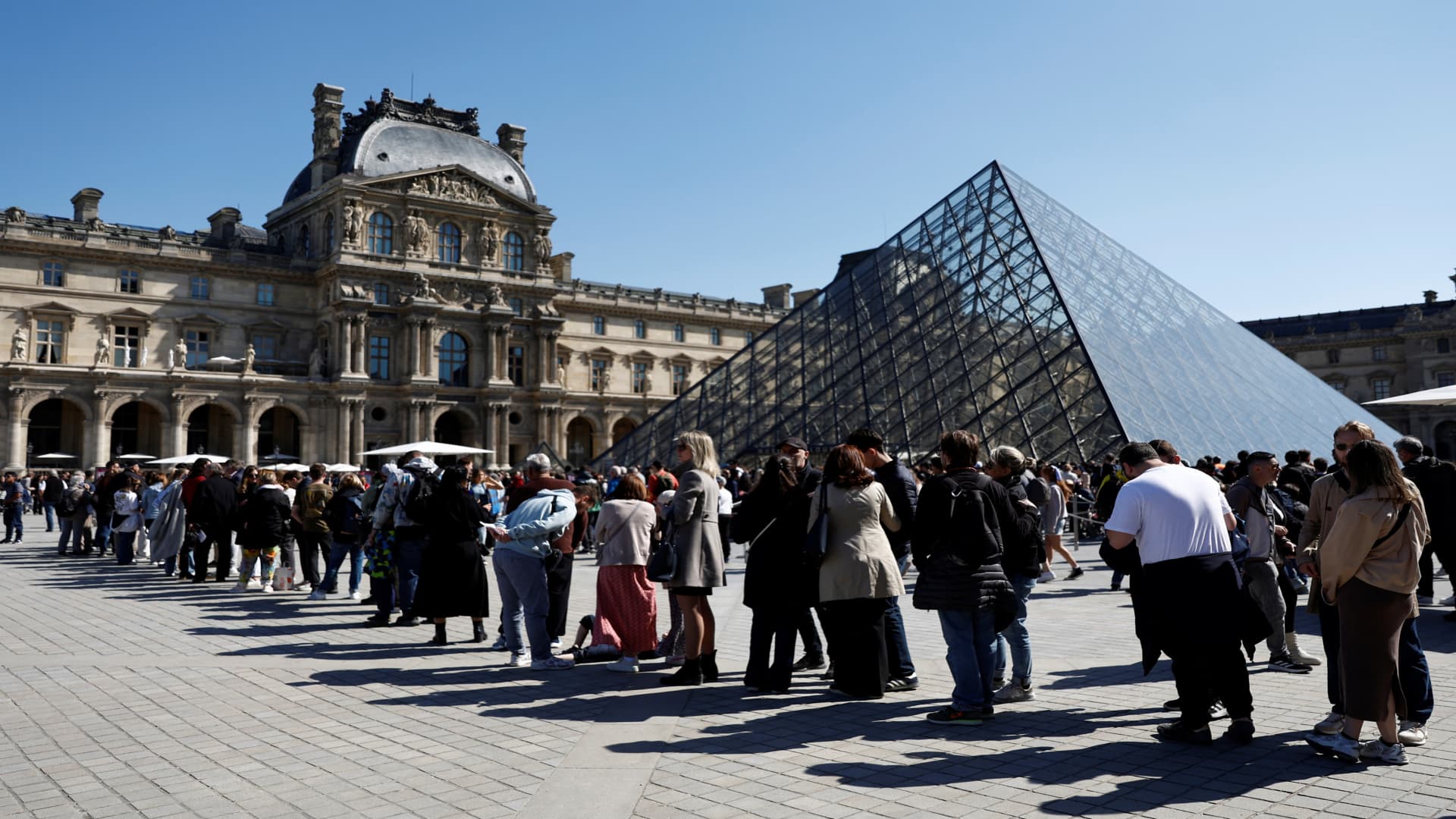 Louvre Museum in Paris closes after theft