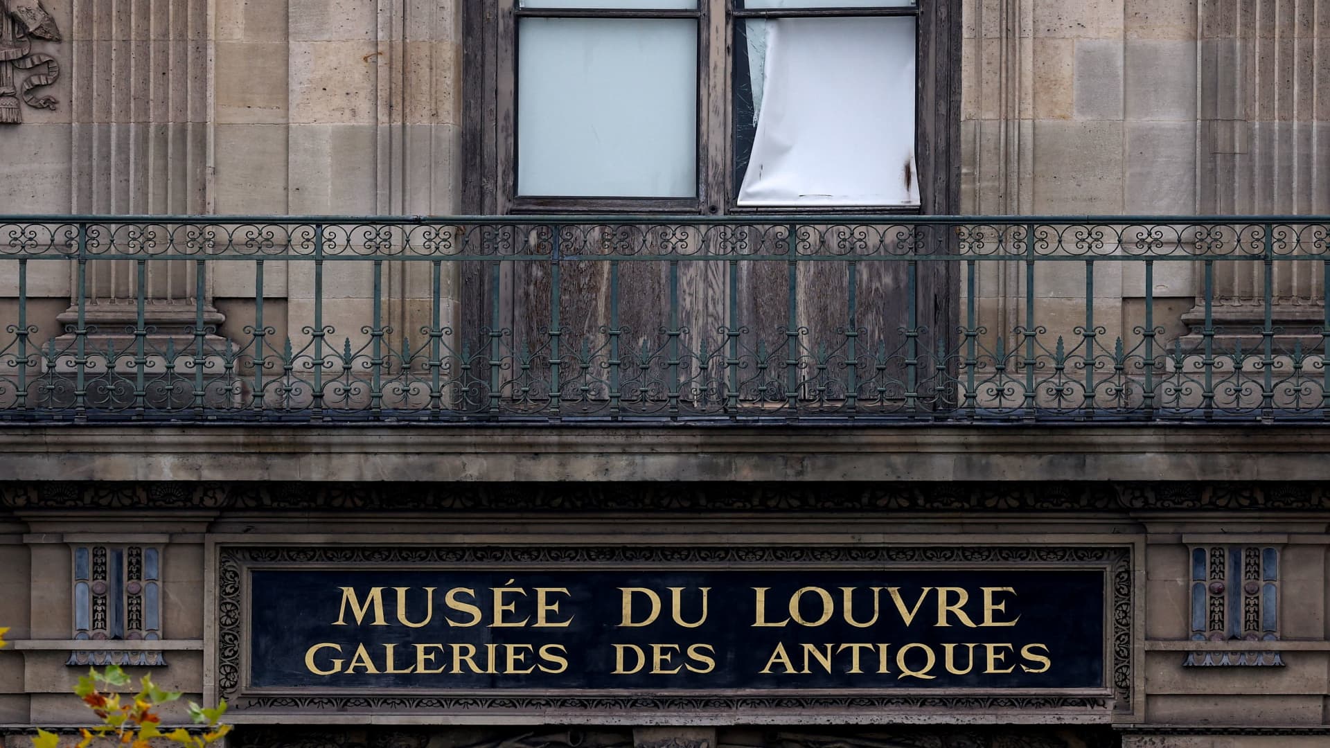 Suspects in Louvre jewel heist case arrested near Paris, prosecutor says Suspects in Louvre jewel heist case arrested near Paris, prosecutor says