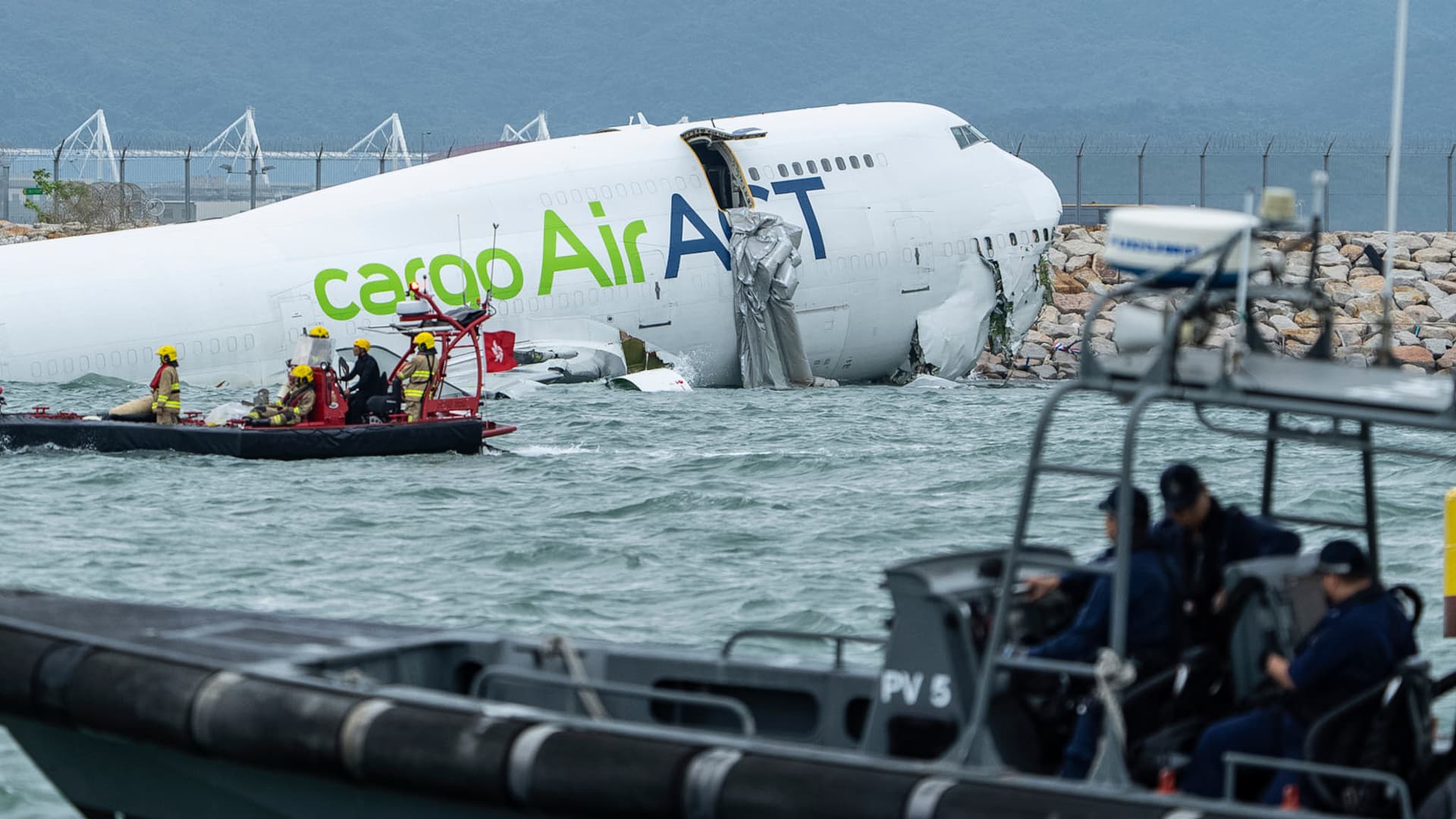 Cargo plane slides off runway falls into sea in Hong Kong Cargo plane slides off runway falls into sea in Hong Kong