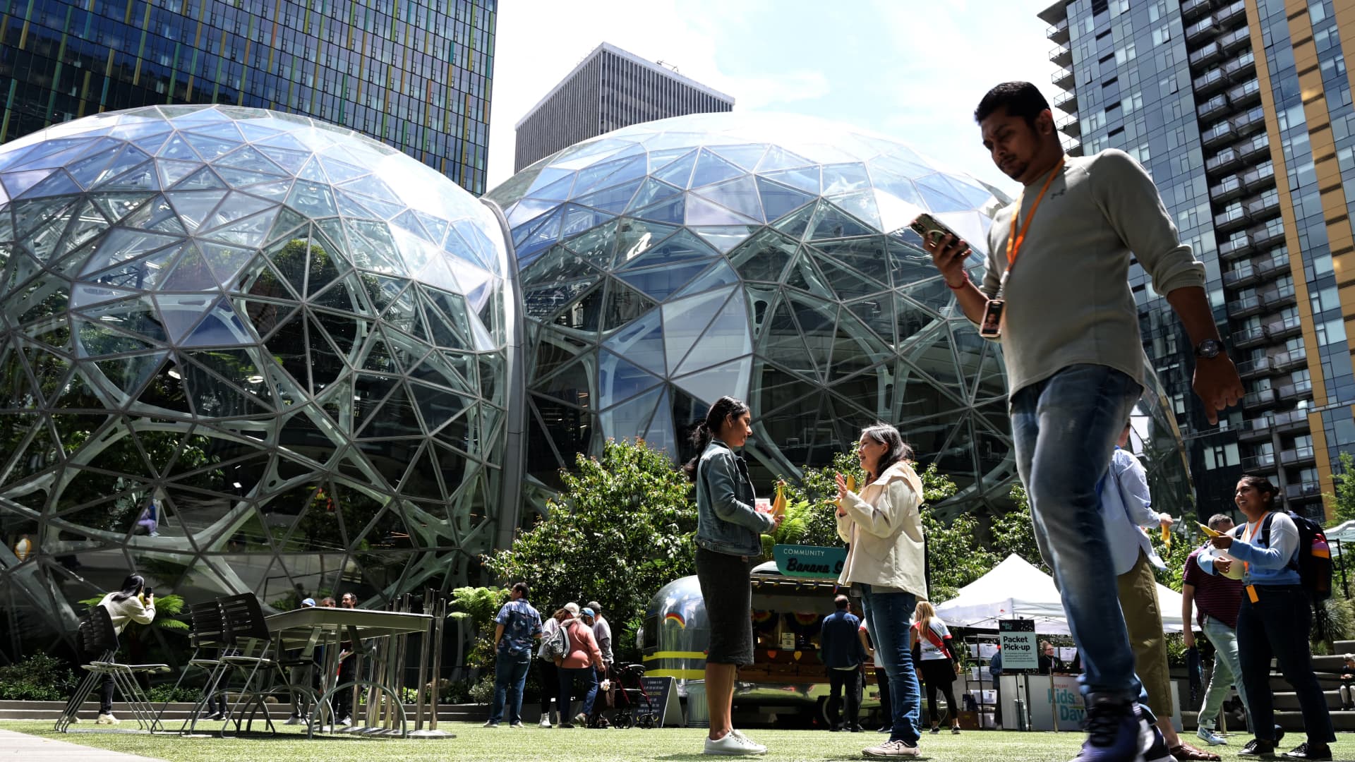 Amazon laying off about 14,000 corporate workers Amazon laying off about 14,000 corporate workers