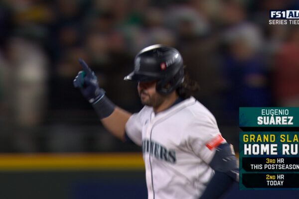 Eugenio Suárez hits grand slam to give Mariners lead over Blue Jays