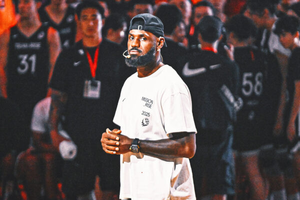 LeBron James Helping Lakers In Film Study While He’s Sidelined With Sciatica