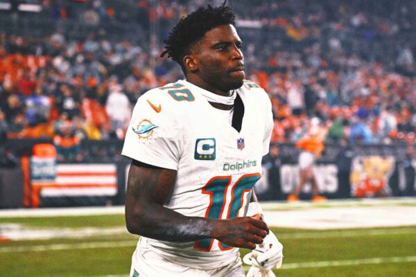 Dolphins’ Tyreek Hill Undecided on Retiring After Season-Ending Knee Injury Dolphins’ Tyreek Hill Undecided on Retiring After Season-Ending Knee Injury