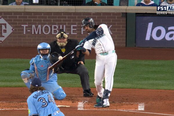 Eugenio Suárez crushes solo home run, giving Mariners lead over Blue Jays