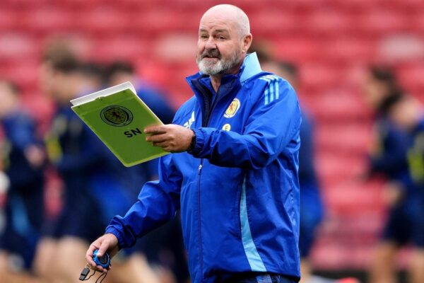 Katy Perry goes unnoticed by Scotland soccer coach as team shares hotel with pop star