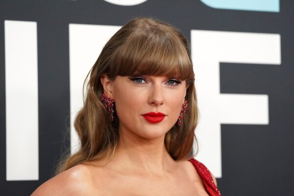 Taylor Swift fans flood German museum to see painting echoing her hit video ‘The Fate of Ophelia’ Taylor Swift fans flood German museum to see painting echoing her hit video ‘The Fate of Ophelia’