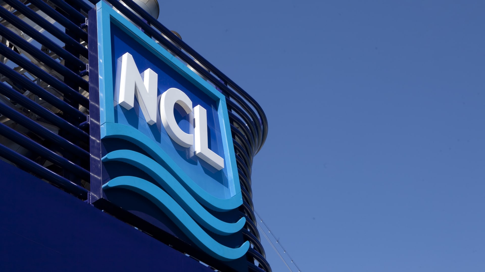 Stocks making the biggest moves midday: Uber, Hertz, Norwegian Cruise, Yum, Palantir and more