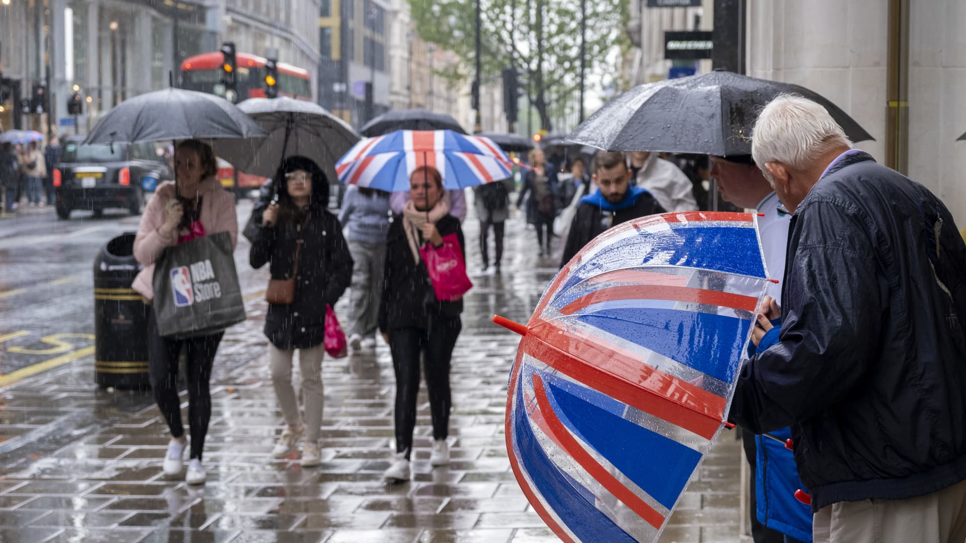 UK economy grows by a meager 0.1% in the third quarter, missing expectations