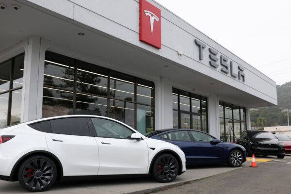 Tesla faces widening federal probe into door handle safety issues