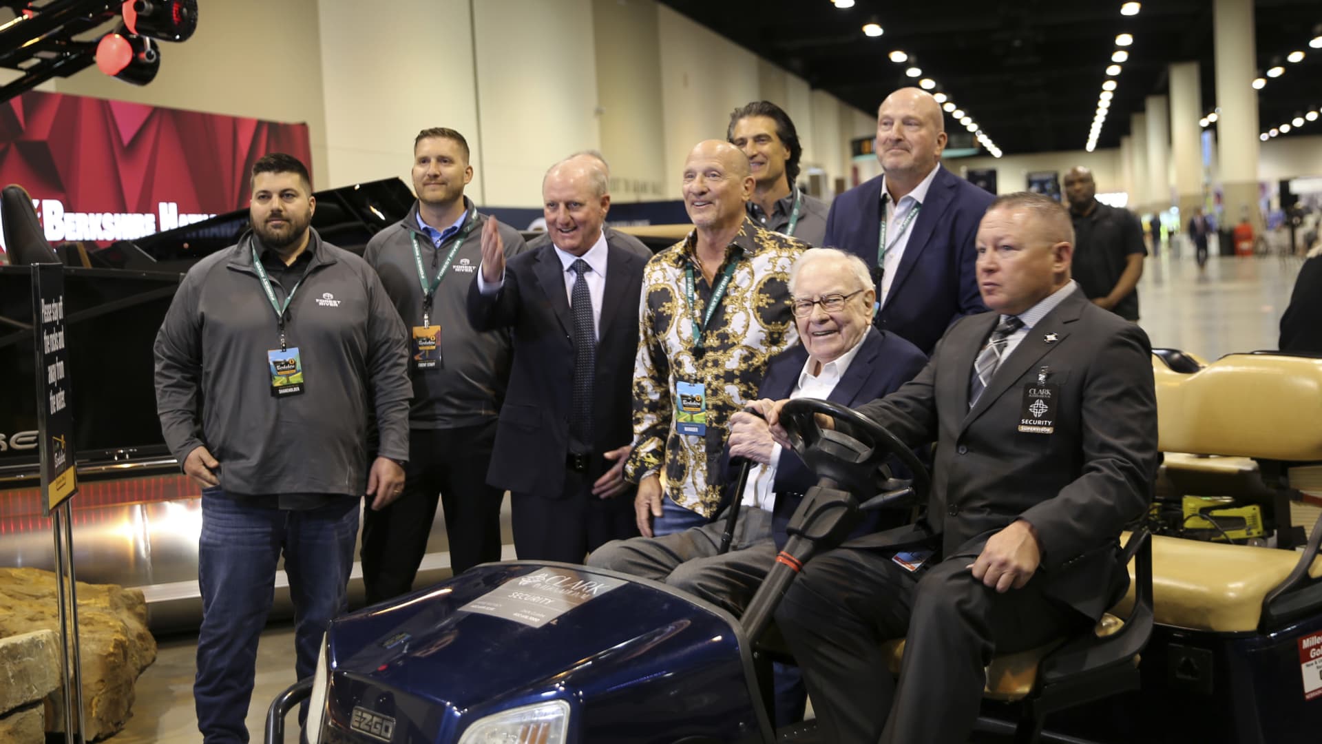 Warren Buffett to release farewell letter Monday as Berkshire Hathaway shows its stability for investors