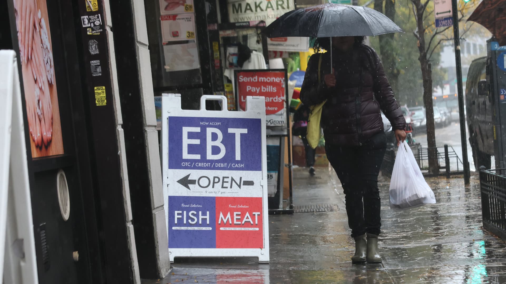 Trump admin seeks block on food stamps order