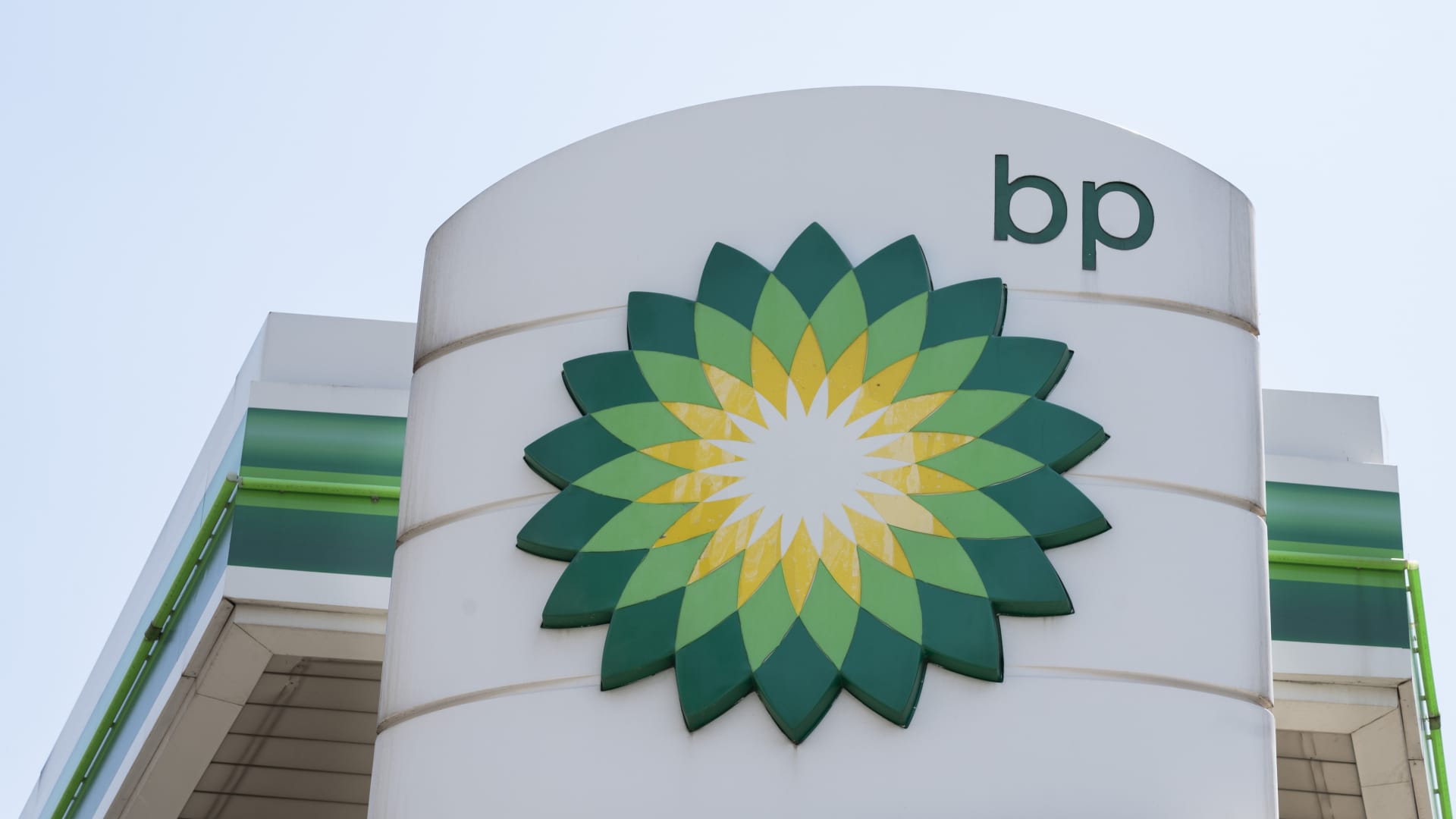 BP beats third-quarter profit expectations despite weaker oil prices