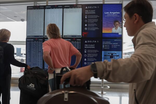 Thanksgiving air travel expected to hit record levels, airlines say