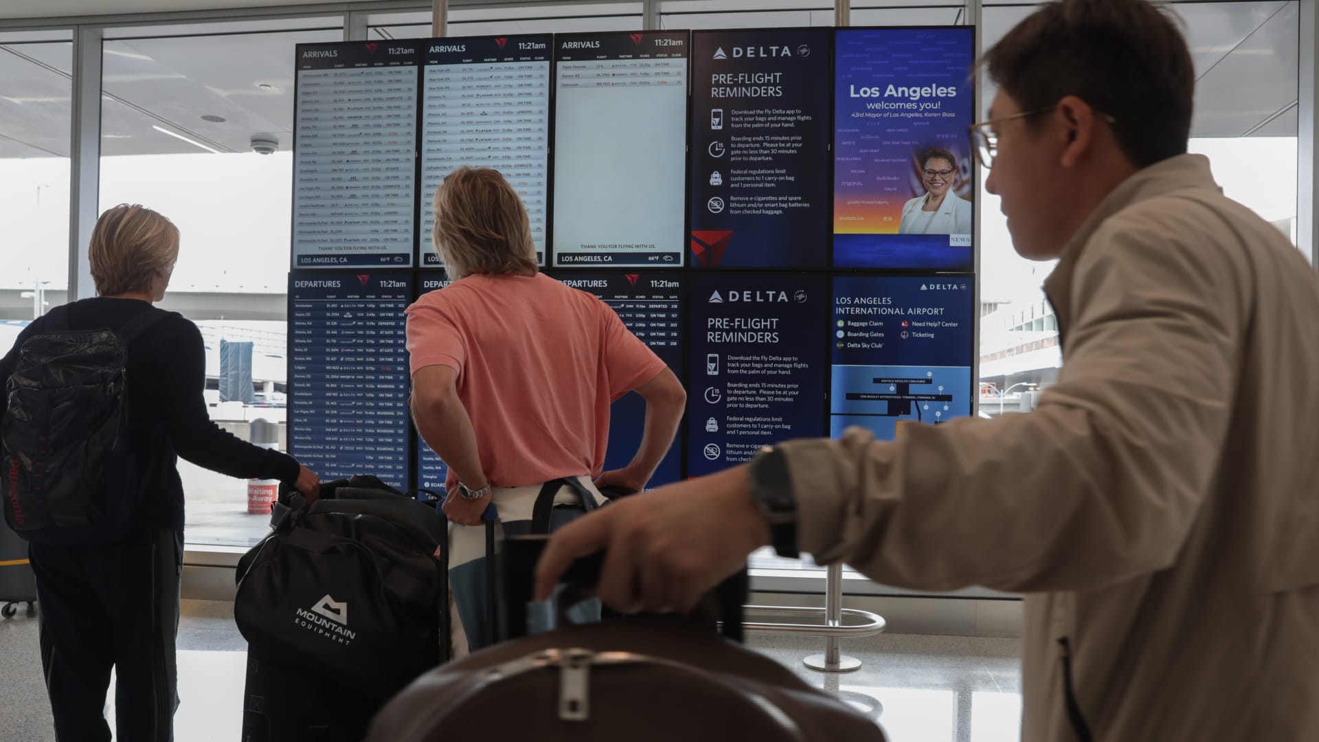 Thanksgiving air travel expected to hit record levels, airlines say