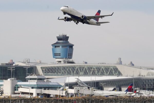 Air traffic controllers with perfect shutdown attendance to get bonus