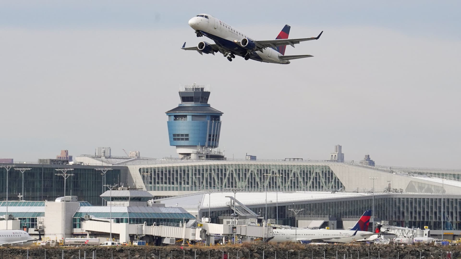 Air traffic controllers with perfect shutdown attendance to get bonus