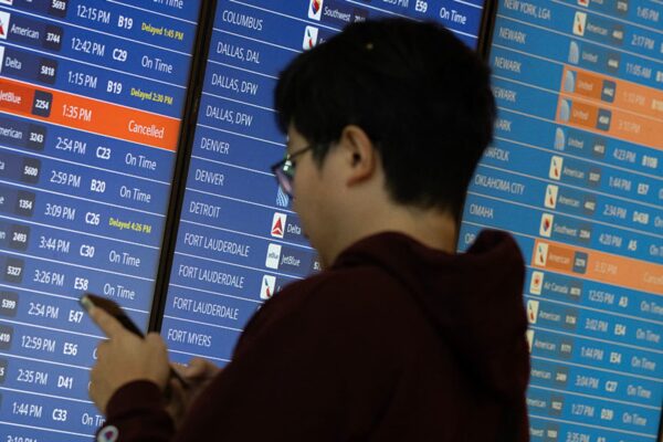 U.S. drops plan for airlines to pay passengers for delayed flights