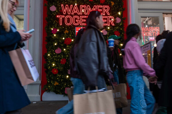 Consumers flash holiday warning signs