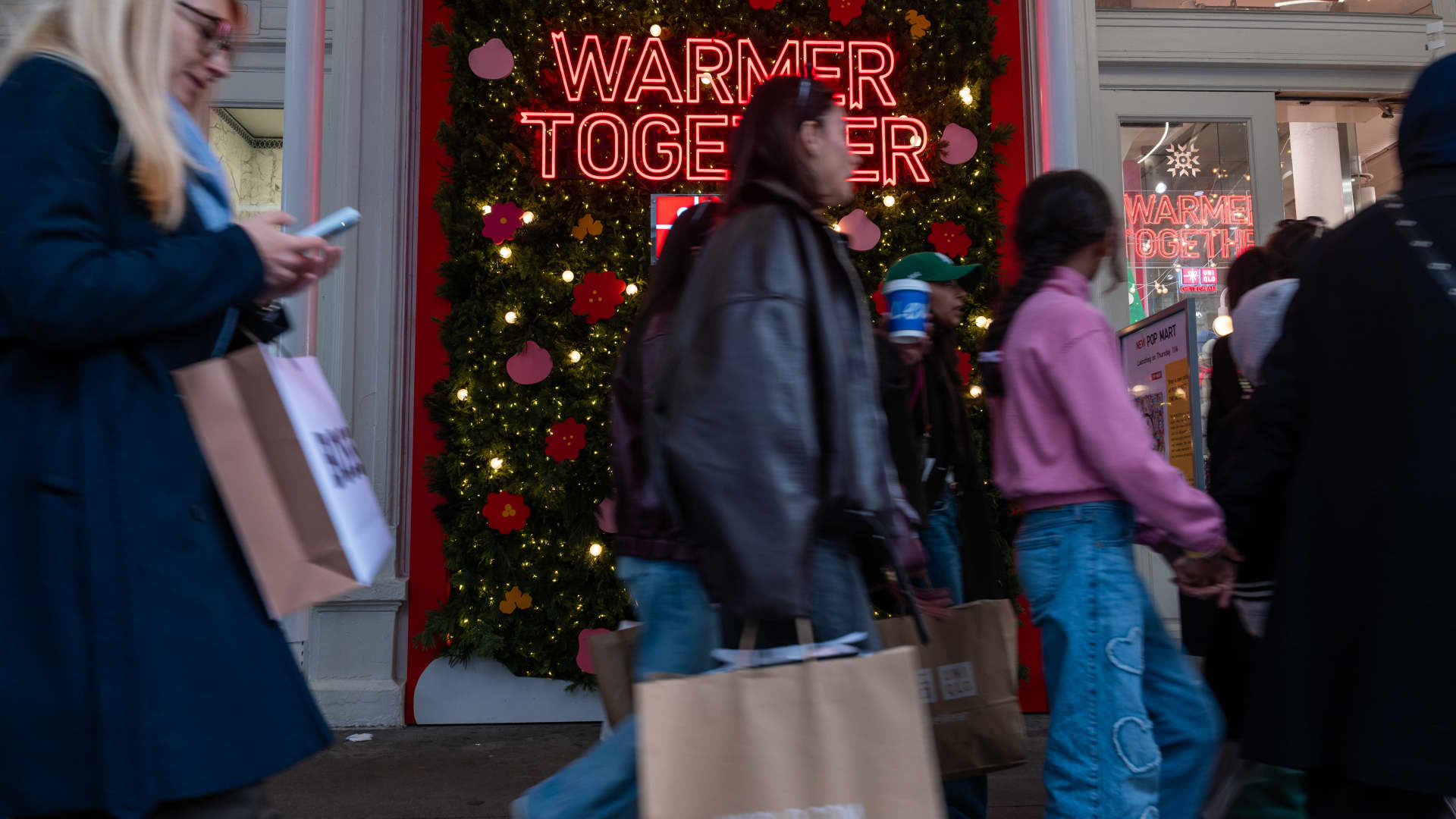 Consumers flash holiday warning signs