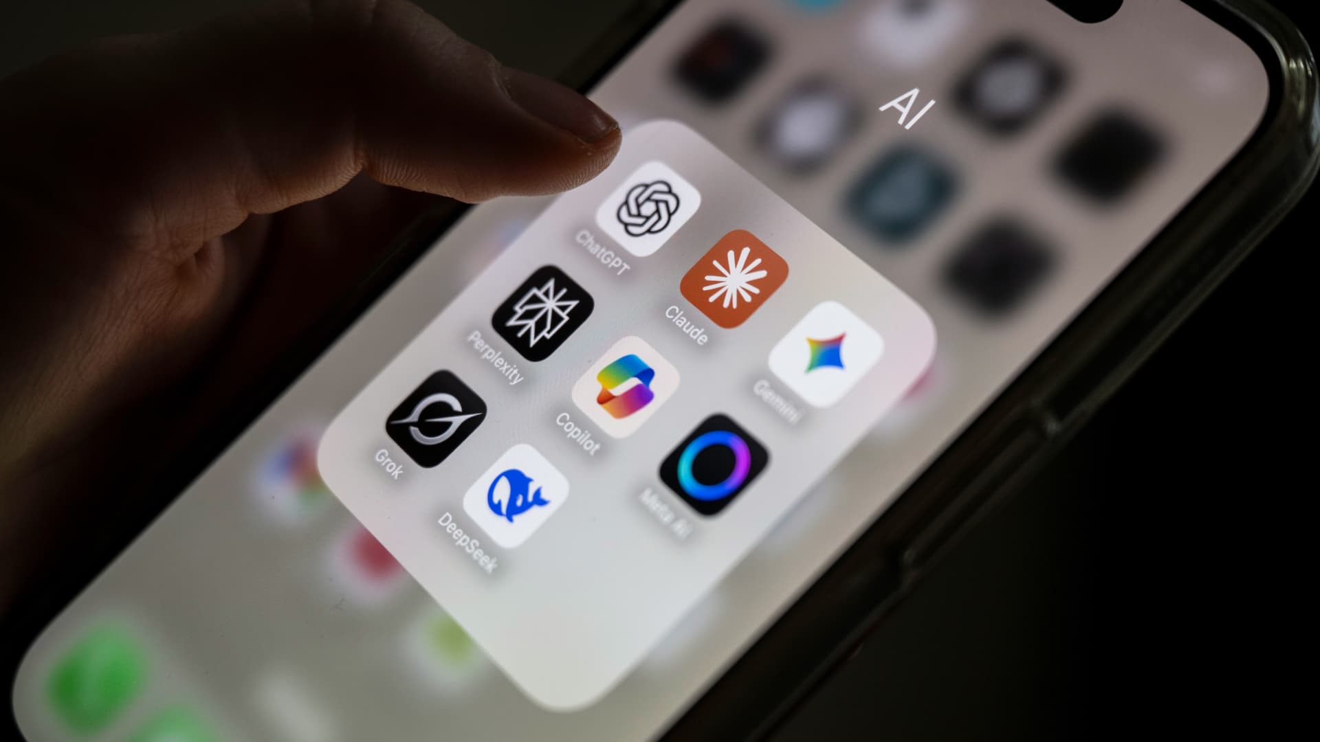 AI firms are getting money while their stocks are losing value