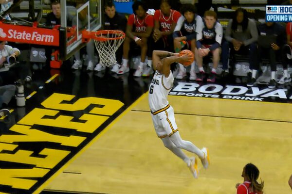 Tavion Banks JAMS it home in transition, extending Iowa's lead over Robert Morris
