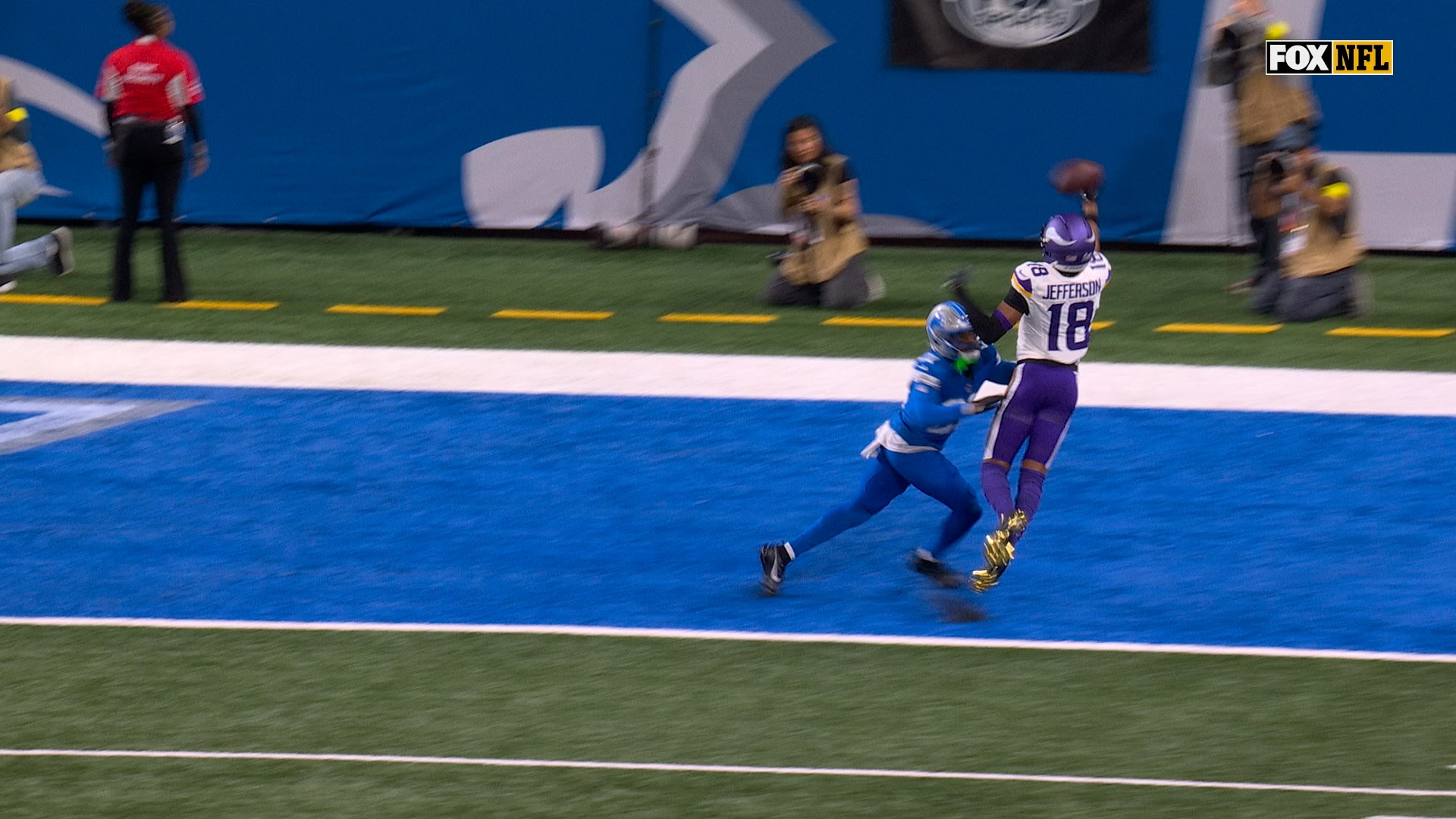 Tom Brady Reacts to Vikings’ Justin Jefferson’s AMAZING TD Catch: ‘Who Needs Two Hands?’