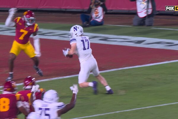 Northwestern's Griffin Wilde DIVES in the end zone for a 4-yard TD, tying game vs. USC