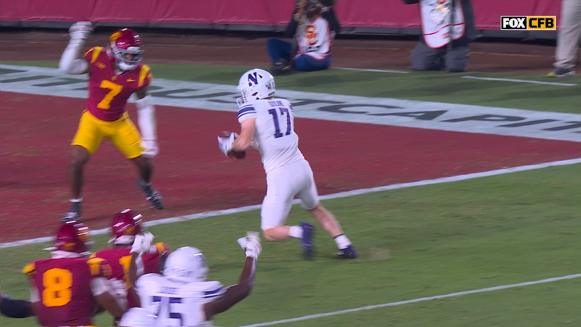 Northwestern's Griffin Wilde DIVES in the end zone for a 4-yard TD, tying game vs. USC