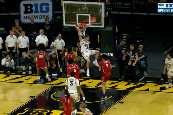 Kael Combs hits Bennett Stirtz for WILD alley-oop to extend Iowa's lead over Robert Morris