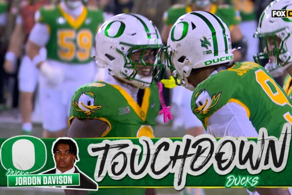 Jordon Davison punches it in for a one-yard TD, Oregon leads Minnesota