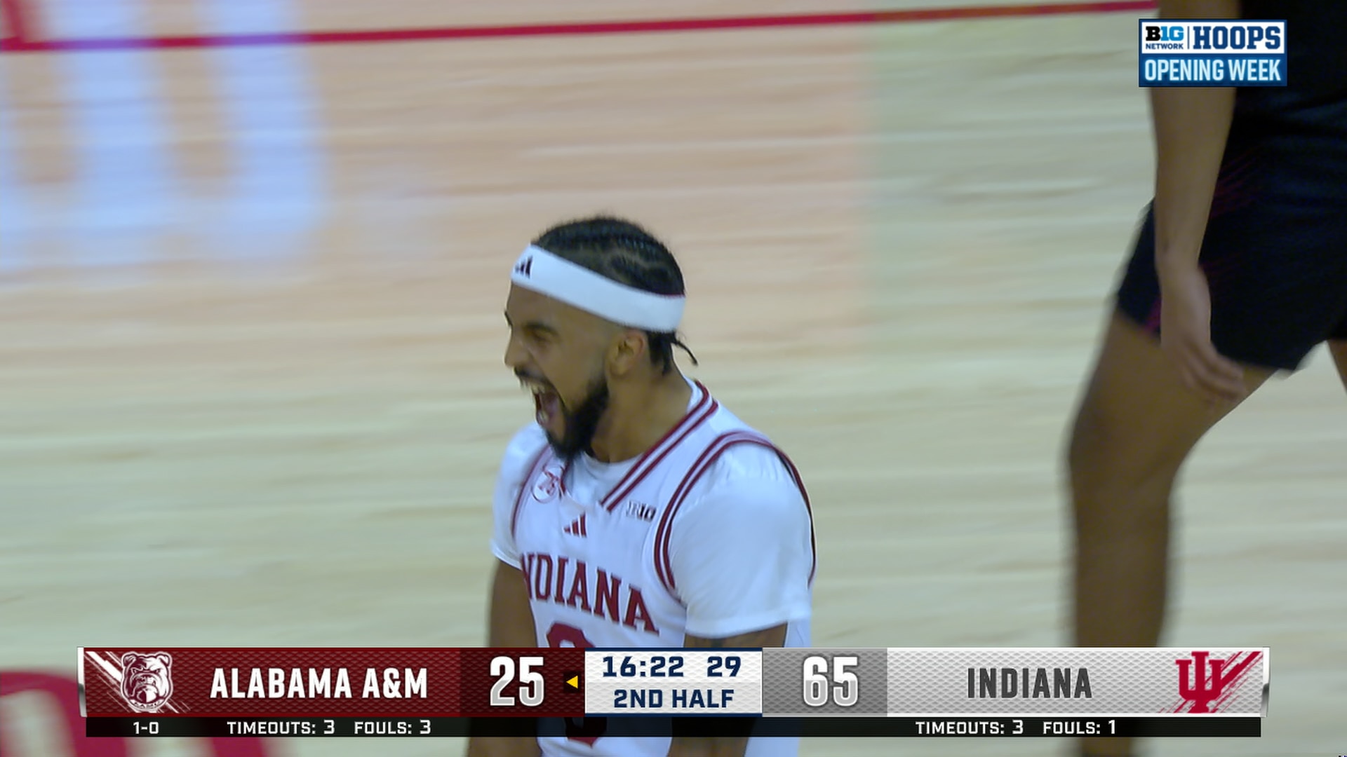 Tayton Conerway finds Reed Bailey for off the glass alley-oop dunk, extending Indiana's lead over Alamaba A&M