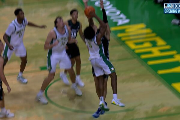 Takai Simpkins makes TOUGH go-ahead lay-up in Oregon’s 60-59 win over Hawai'i