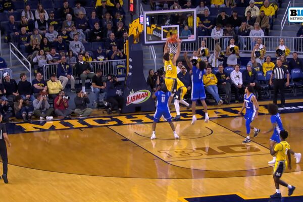 Aday Mara throws down THUNDEROUS put-back DUNK, extending Michigan's lead over Middle Tennessee