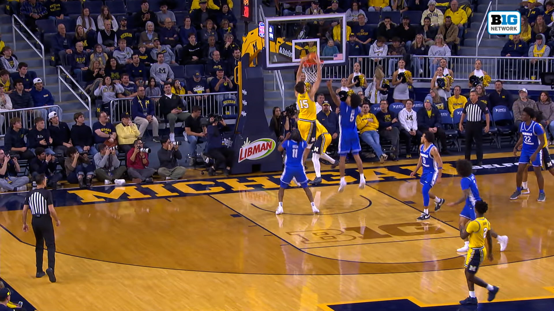 Aday Mara throws down THUNDEROUS put-back DUNK, extending Michigan's lead over Middle Tennessee