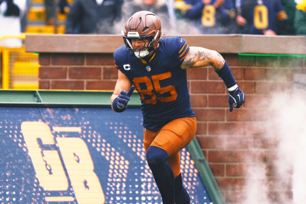 Packers Star TE Tucker Kraft Carted Off With Knee Injury vs. Panthers