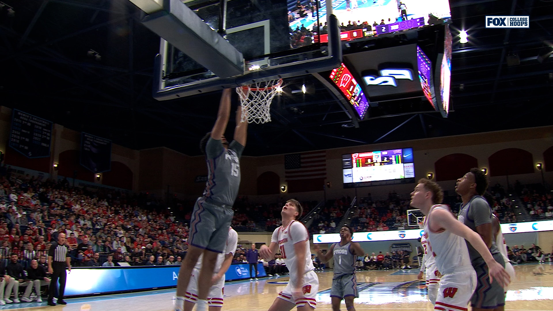 David Punch rolls and finishes alley-oop dunk from Jayden Pierre, giving TCU early lead over Wisconsin