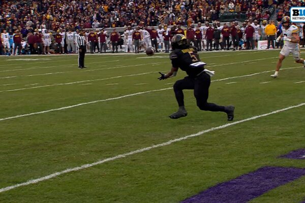 Caleb Komolafe completes a 2-yard receiving TD, Northwestern takes lead after trailing Minnesota 28-13