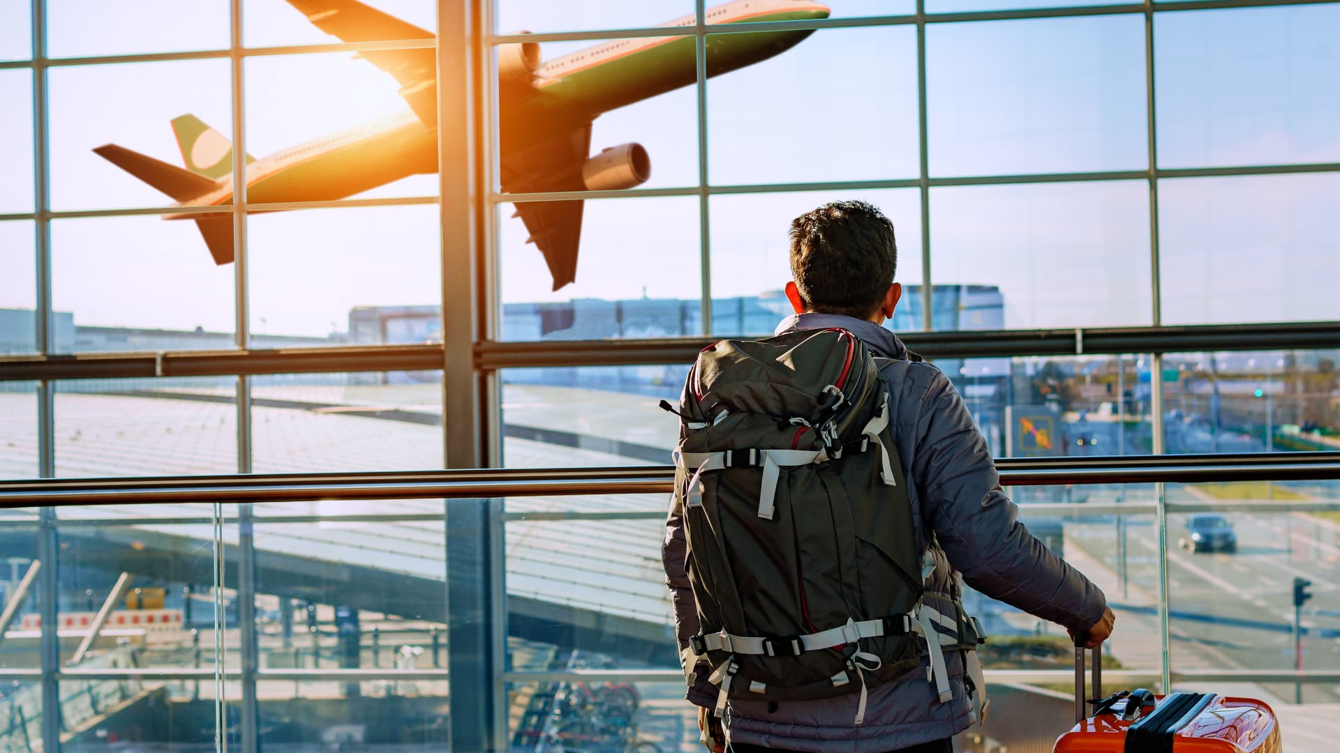 This airline ETF is breaking out. How to trade it using charts