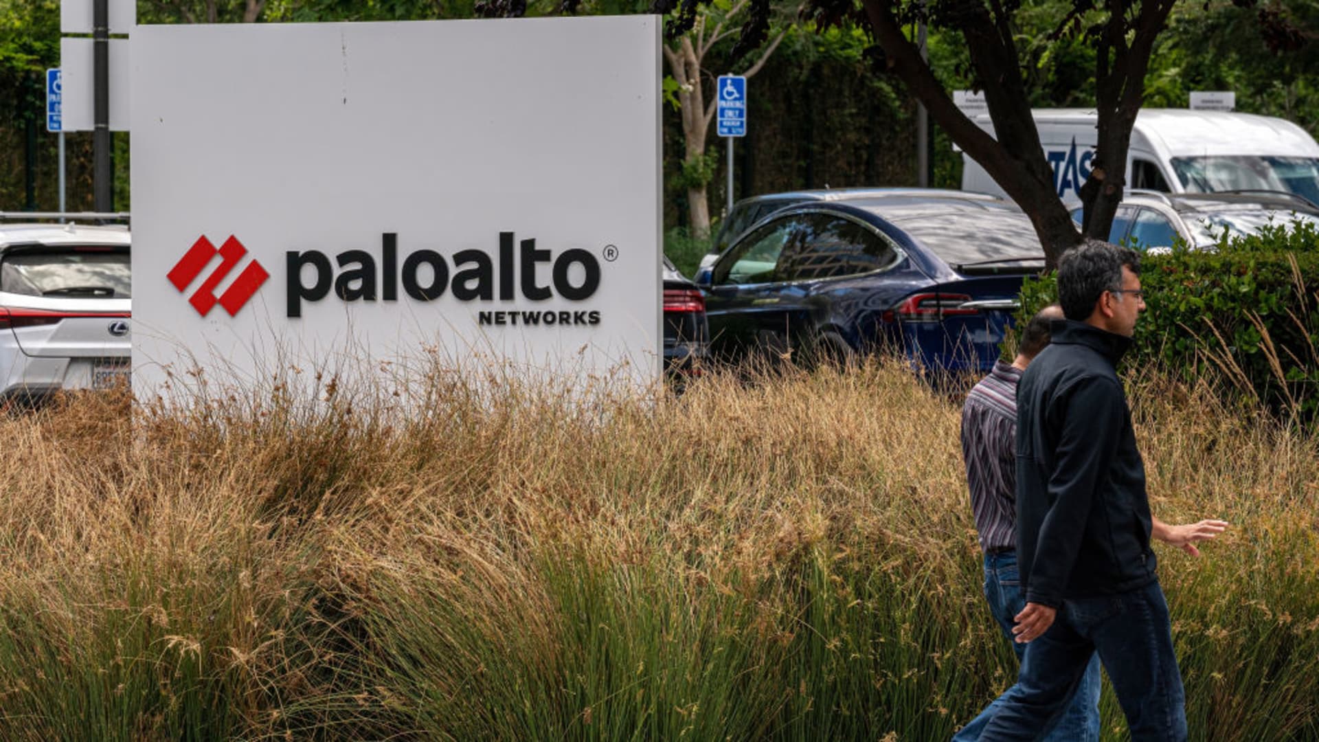 Wall Street saves a weekly win, and Palo Alto Networks gets closer with Google