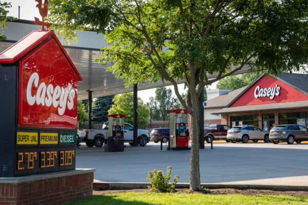 This convenience store chain is in a long-term upward trend, charts show