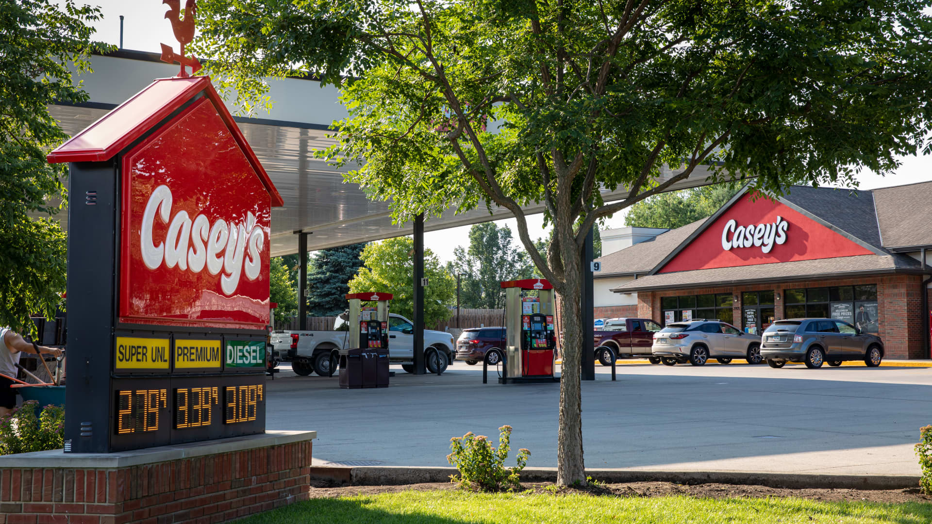This convenience store chain is in a long-term upward trend, charts show