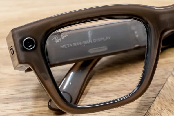 Analysts say a luxury eyewear giant could be the next AI winner