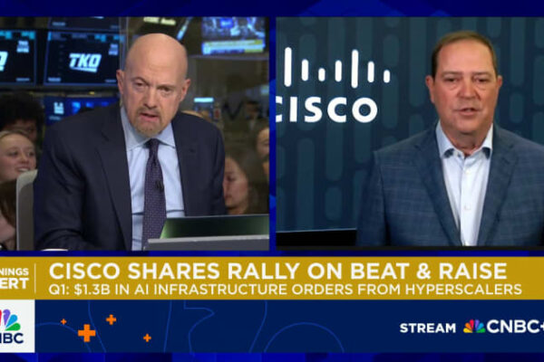 Cisco’s stock closes at record for first time since dot-com peak 2000