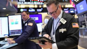 Treasury yields edge higher as holiday-shortened week starts