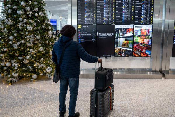 Airlines waive change fees ahead of winter storm
