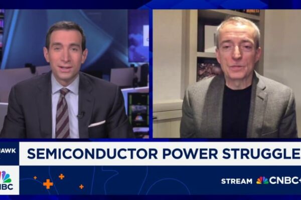 Intel stock holds 10% rise after analyst predicts major Apple deal