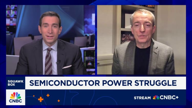 Intel stock holds 10% rise after analyst predicts major Apple deal