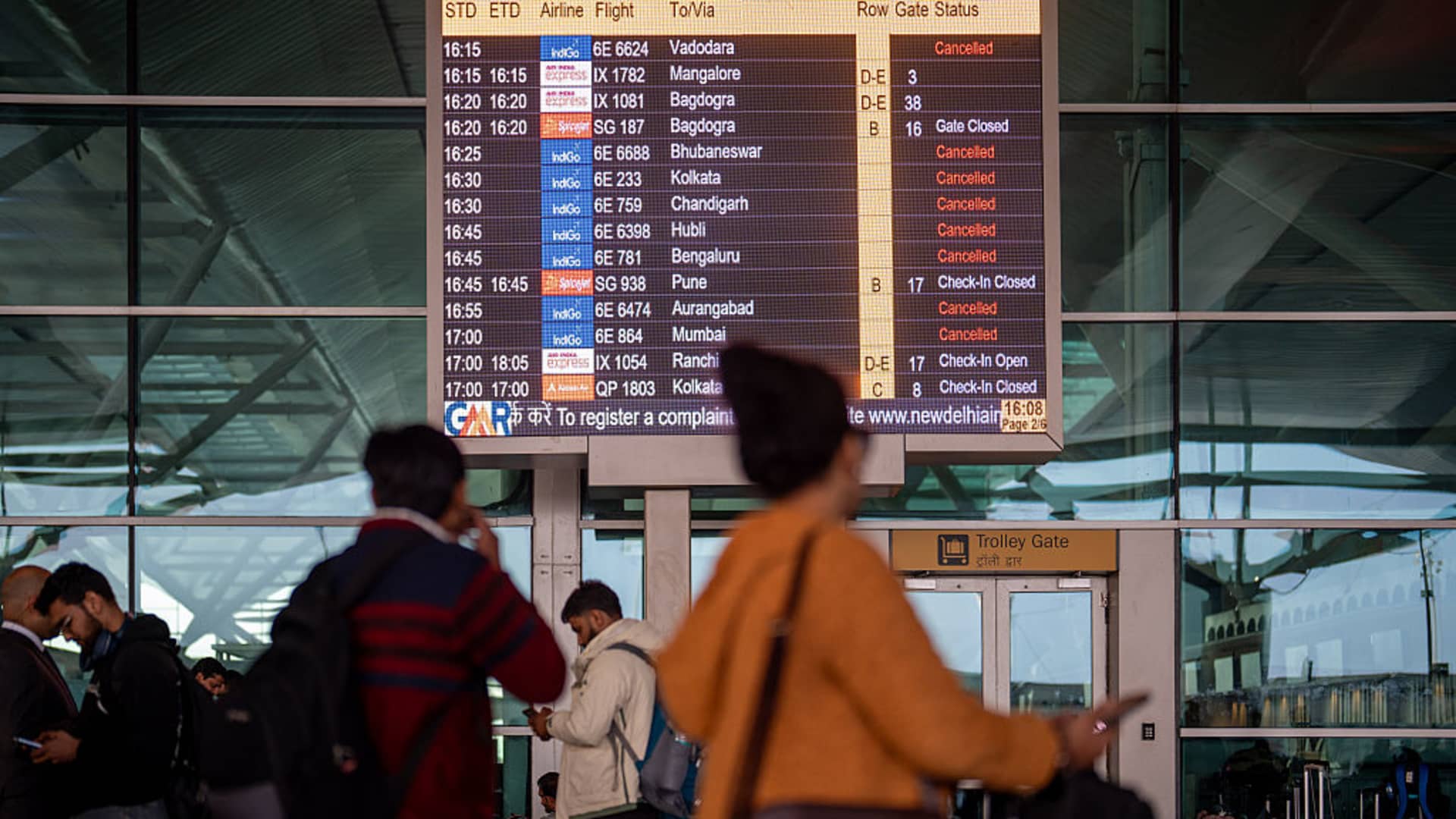 India warns IndiGo of regulatory action and takes action to cap airfare surge